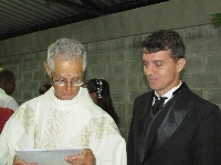 casamentoemersonpatriciacachoeirasfesta082.jpg (451828 bytes)