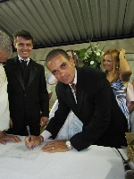 casamentoemersonpatriciacachoeirasfesta086.jpg (447739 bytes)