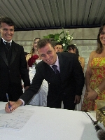casamentoemersonpatriciacachoeirasfesta090.jpg (434064 bytes)